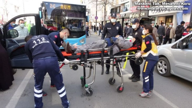 İşlek caddede kafa kafaya çarpıştılar: 1 yaralı