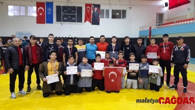 Isparta Ana Lig Güreş Takımı Yarı Finallerde