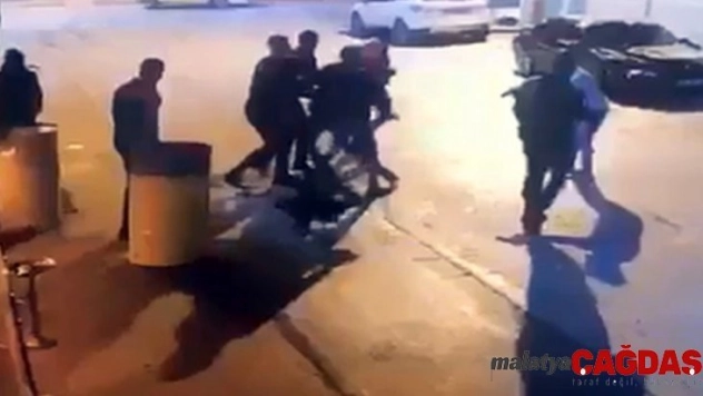 Isparta'da alkollü mekan önünde dört kişinin yaralandığı silahlı saldırı anı kamerada