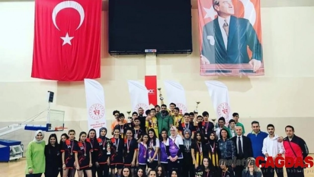 Isparta'da badmintonda derece alan liseler belli oldu