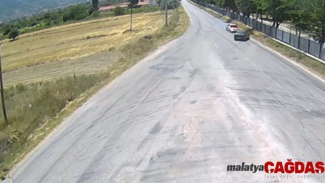 Isparta'da iki otomobilin kafa kafaya çarpışması kameralarda