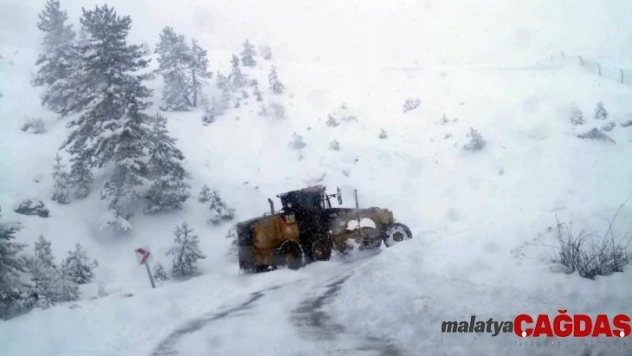 Isparta'da karla mücadele çalışmaları sürüyor