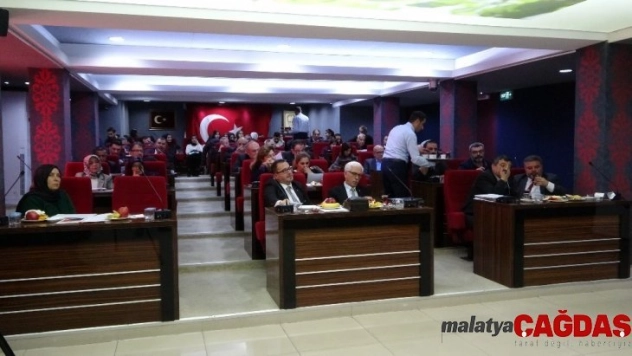 Isparta'da mezarlık içinde kalan 'konut alanı' arazisi çıkmazı