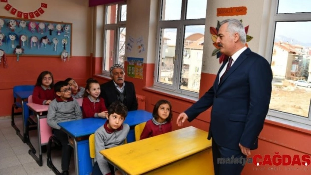 Isparta'da Vali'den öğrencilere, 'Tatilde bol bol oyun oynayın' tavsiyesi