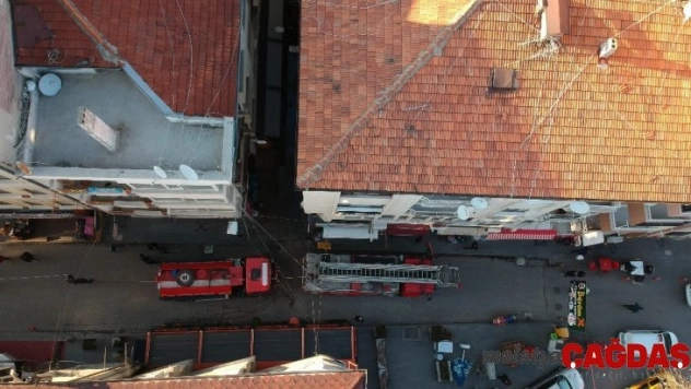 Isparta'daki korkutan yangında itfaiye dar sokağa giremedi, zor anlar yaşandı