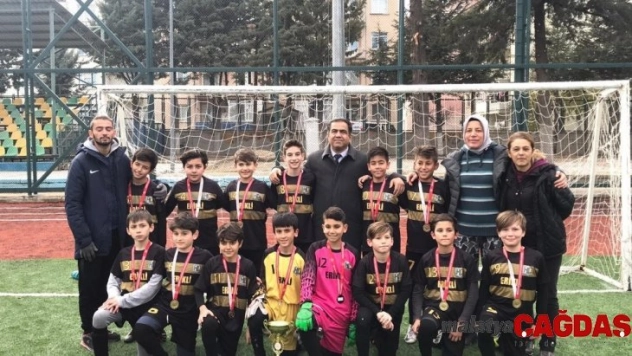 Isparta Halıkent Ortaokullu minikler futbolda şampiyon oldu