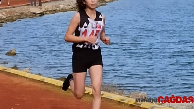 Ispartalı atlet, 3 bin metre tek ayakkabıyla koşarak takımını ikinci yaptı