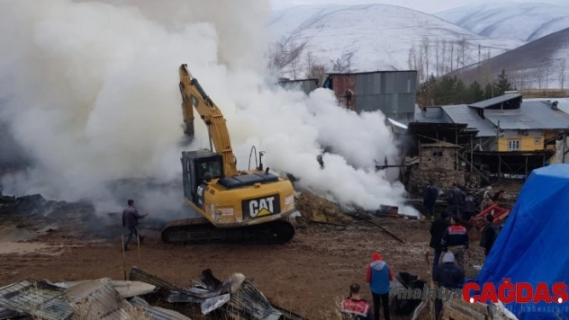 İspir'de 3 ev ve 6 ahır yandı