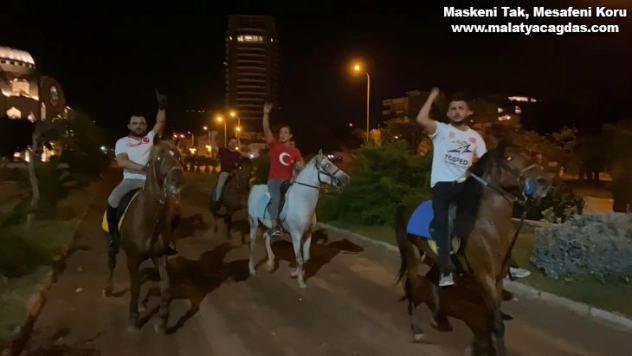 İsrail'i at üzerinde protesto ettiler