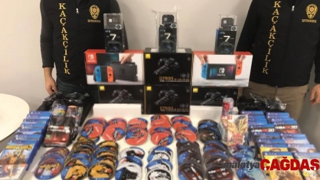 İstanbul'da binlerce kaçak telefon aksesuarı ele geçirildi