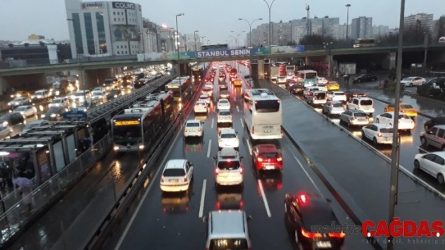 İstanbul'da sağanak yağış ve fırtına etkili oluyor