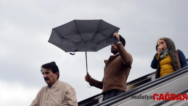 İstanbul'da şiddetli rüzgar nedeniyle şemsiyeler havada uçuştu