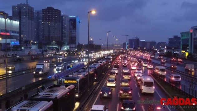 İstanbul'da yarıyıl tatili ve olumsuz hava trafiği kilitledi