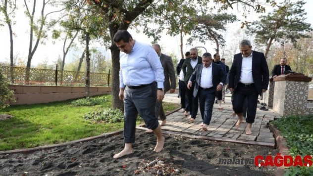 İstanbul Esenler'de 15 Temmuz Millet Bahçesi içerisinde açılan parkurda çıplak ayakla yürünüyor