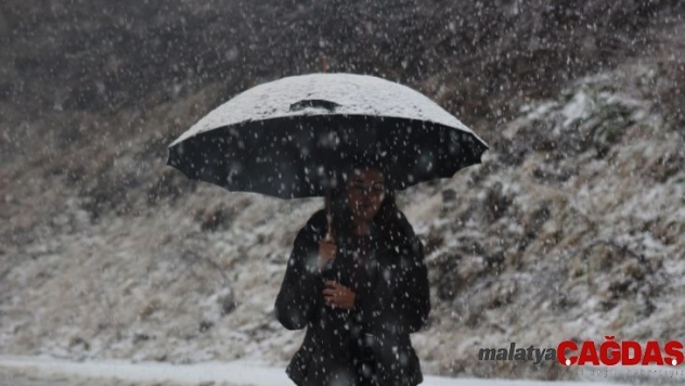 İstanbul'un yanı başındaki Karatepe'ye mevsimin ilk karı yağdı