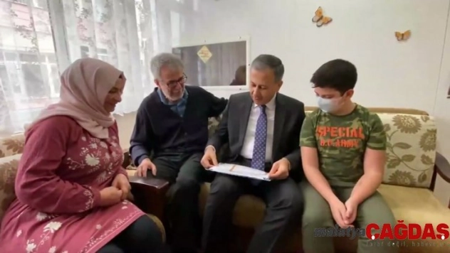 İstanbul Valisi Yerlikaya, lösemi hastası Kerem'in karnesini evinde verdi