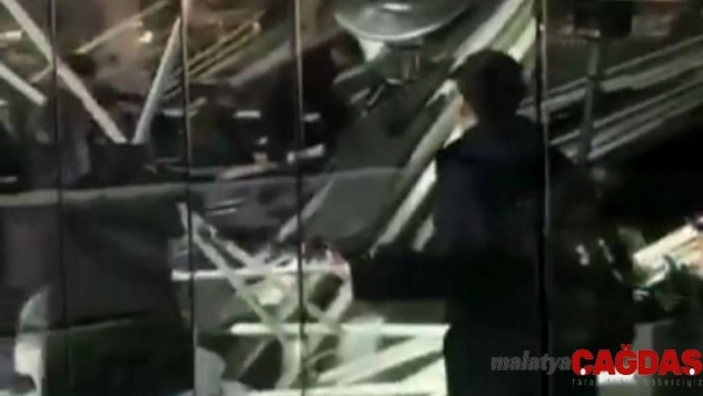 İstanbul Zincirlikuyu'da bir kafenin çatısı çöktü. Olay yerine itfaiye ve ambulans ekipleri sevk edildi. İtfaiye ekiplerinin çalışması devam ediyor.