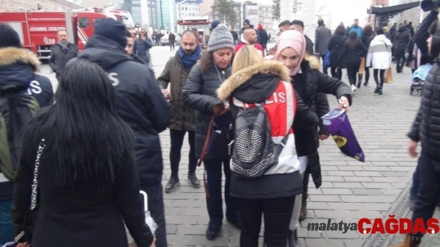 İstiklal Caddesi'nde insan seli