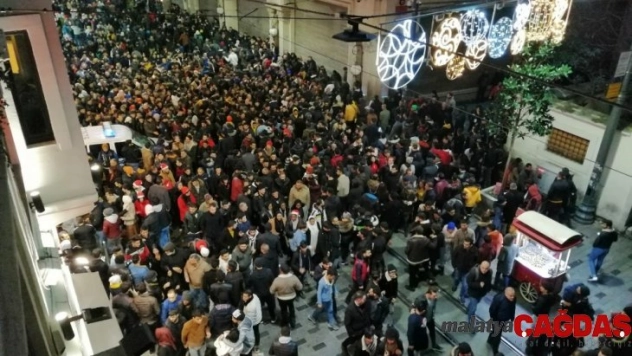 İstiklal Caddesi'nde yılbaşı yoğunluğu