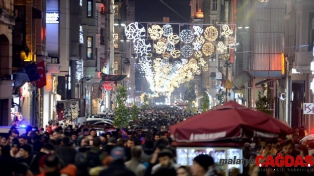 İstiklal Caddesi'ndeki yoğunluk fotoğraf karelerine yansıdı