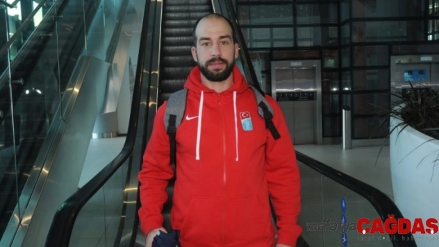 İstiklal Marşı'nı gururla söyleyen Buz Hokeyi Milli Takımı yurda döndü