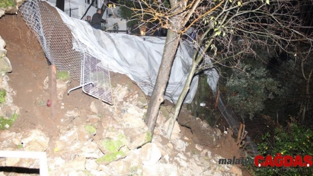 İstinat duvarı şiddetli yağışa dayanamadı