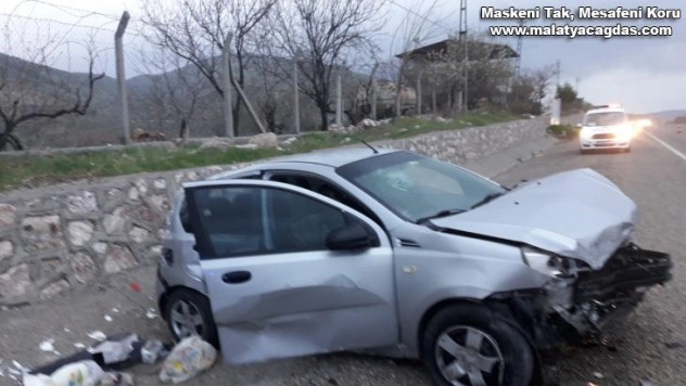 İstinat duvarına çarpan otomobil hurdaya döndü