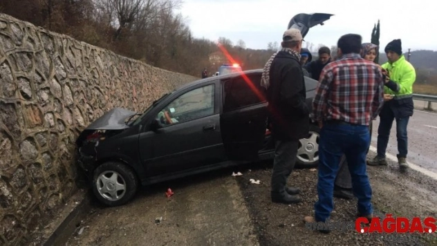 İstinat duvarına çarpan otomobildeki 4 kişi yaralandı