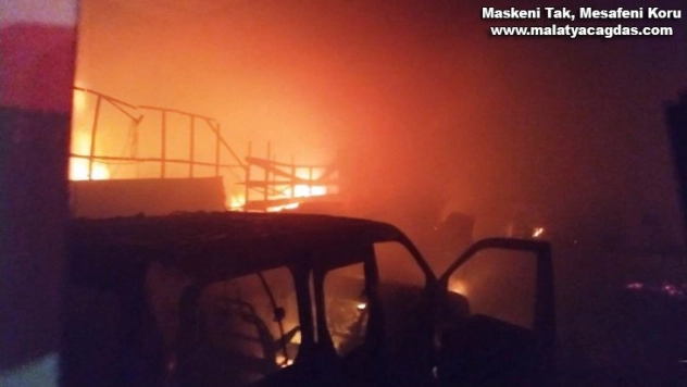 İşyerindeki yangından bir otomobil ile binlerce lira değerindeki mobilya malzemesi kül oldu