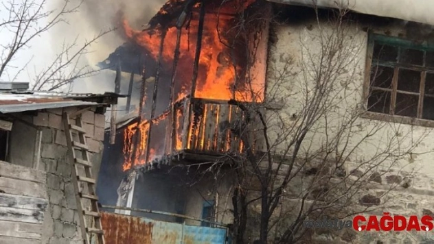 İtfaiye ekipleri yangında mahsur kalan yaşlı çifti kurtardı