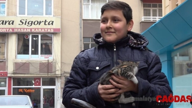 İtfaiye ekiplerinin kurtardığı kediyi 14 yaşındaki çocuk sahiplendi