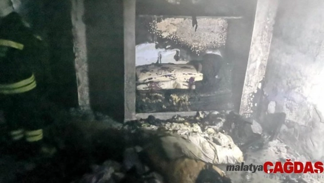 İtfaiye eri, baba ve oğlu alevlerin arasından kurtardı