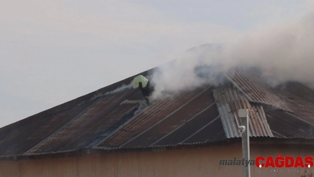 İtfaiye erinin dumanlar arasındaki mücadelesi