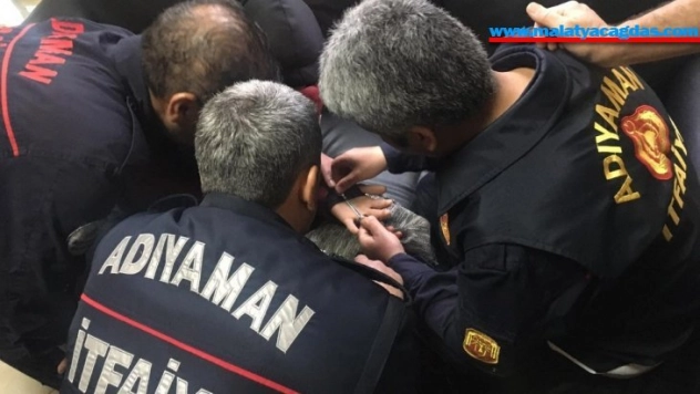 İtfaiye parmağın sıkıştığı yüzüğü çıkarttı