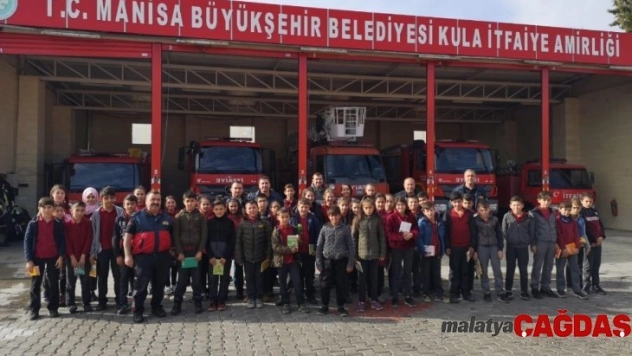 İtfaiye personeli, öğrenciler ile birlikte kitap okudu