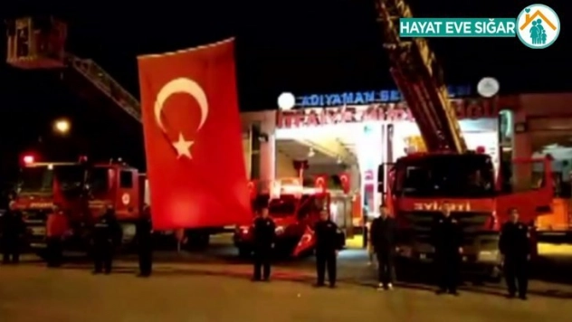 İtfaiyeciler dev Türk bayrağı altında İstiklal Marşı'nı okudu
