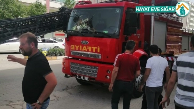 İtfaiyenin merdiveni kırıldı, bayrak asan işçiler yere düştü: 2 yaralı