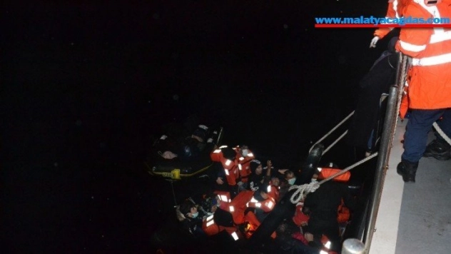 İzmir açıklarında 12'si çocuk 21 düzensiz göçmen kurtarıldı