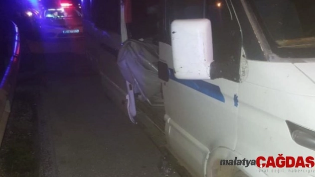 İzmir'de 'dur' ihtarını uymayan minibüsten göçmen çıktı