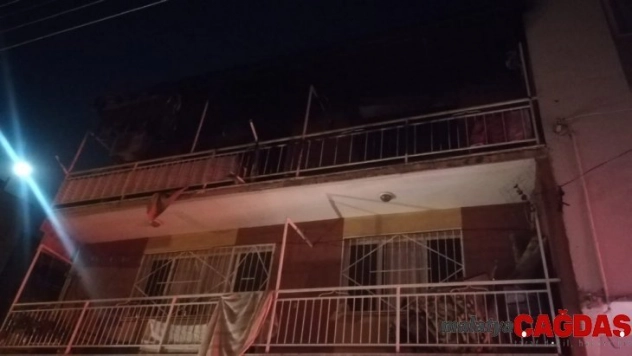 İzmir'de 3 katlı binada korkutan yangın