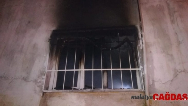 İzmir'de alevlerin arasında kalan genç kadını itfaiye eri kurtardı