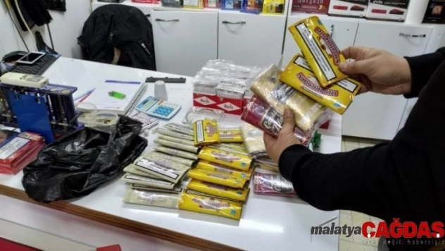 İzmir'de binlerce paket kaçak sigara ele geçirildi