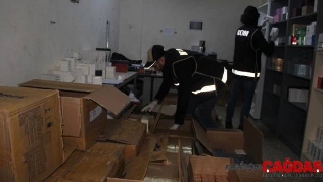 İzmir'de depolara baskın: Çok sayıda kaçak ürün ele geçirildi