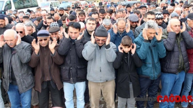 İzmir'de öldürülen kadın Sivas'ta toprağa verildi