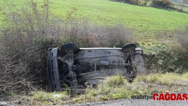 İzmir'de otomobil şarampole yuvarlandı: 2 yaralı
