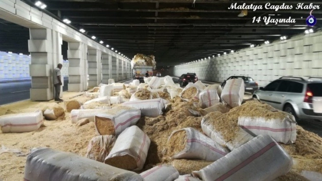 İzmir'de saman yüklü TIR alt geçide sıkıştı