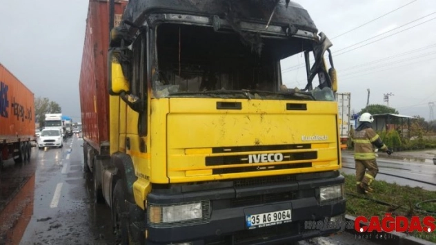 İzmir'de seyir halindeki tır alev aldı