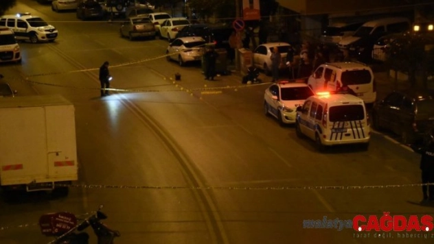 İzmir'de silahlı saldırının ortasında kalan 2 kişi öldü