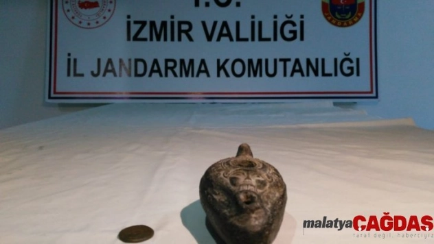 İzmir'de tarihi eserleri satmak isterken suçüstü yakalandılar