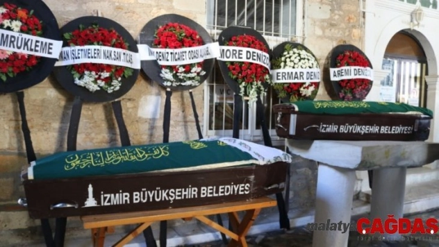 İzmir'deki yangında can veren anne ve oğlu yan yana defnedildi